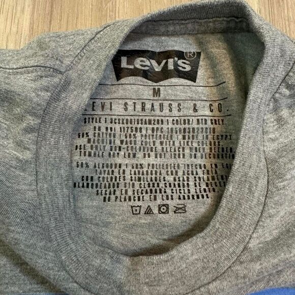 Levi's grey with Logo t-shirt. Perfect for outdoors and fall layering.  Size M. - Picture 3 of 5